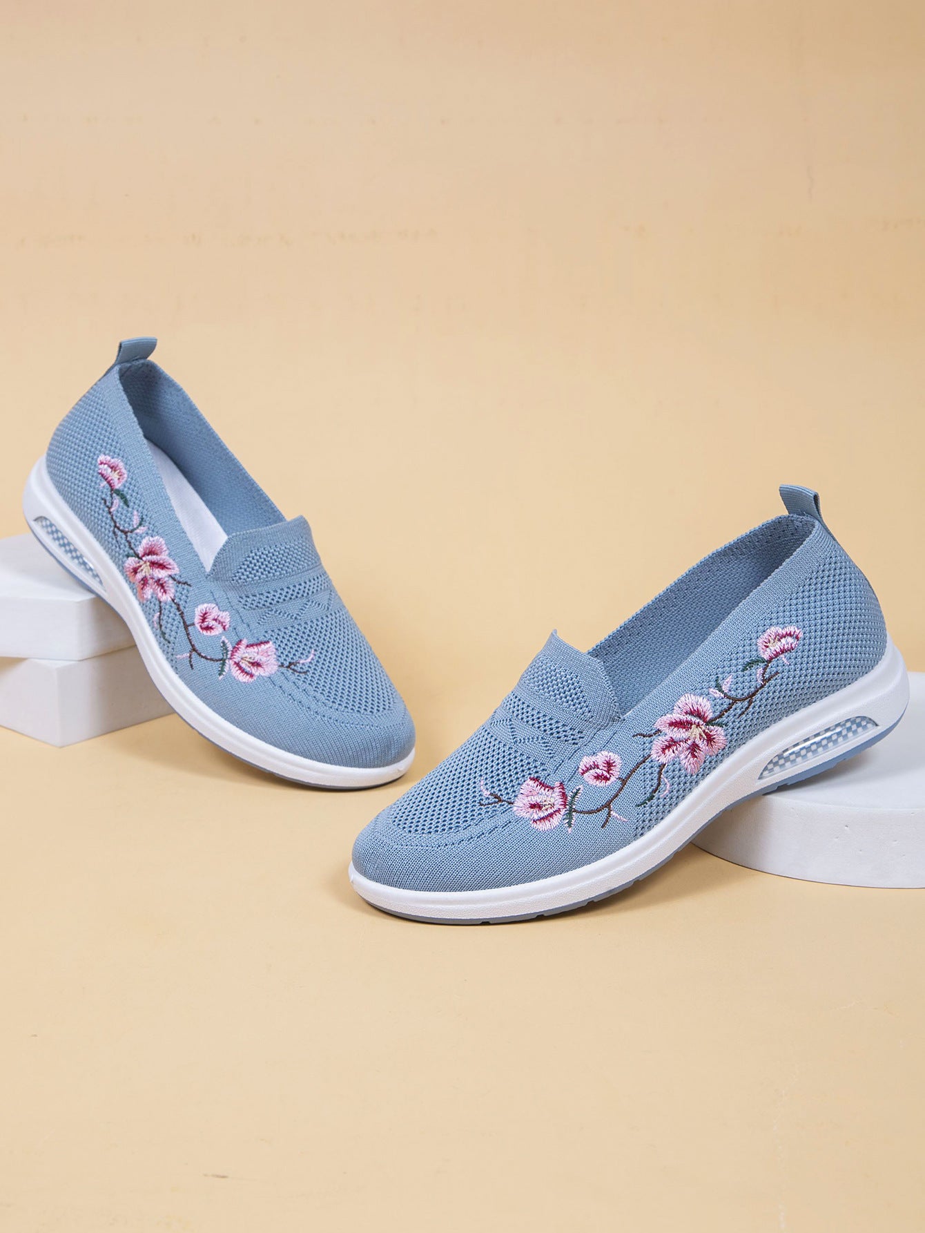 Women's Breathable Cloth Shoes Fashion Embroidery Soft Sole Shoes