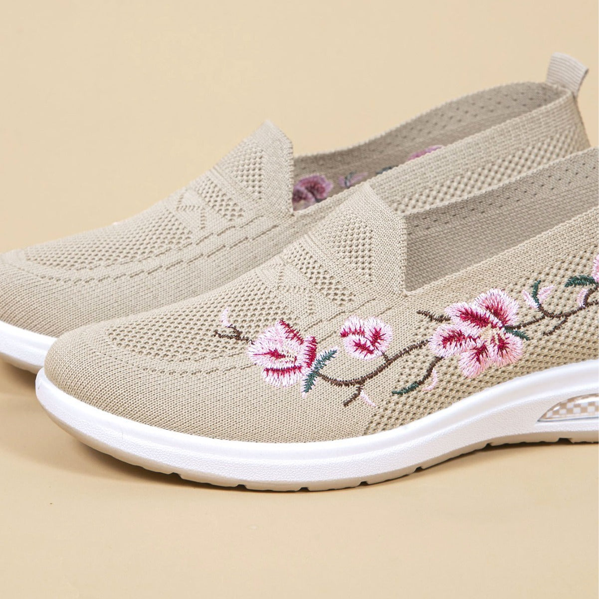 Women's Breathable Cloth Shoes Fashion Embroidery Soft Sole Shoes